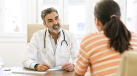 Welche Arten von Untersuchungen gibt es im Kontext der arbeitsmedizinischen Aktivitäten?
