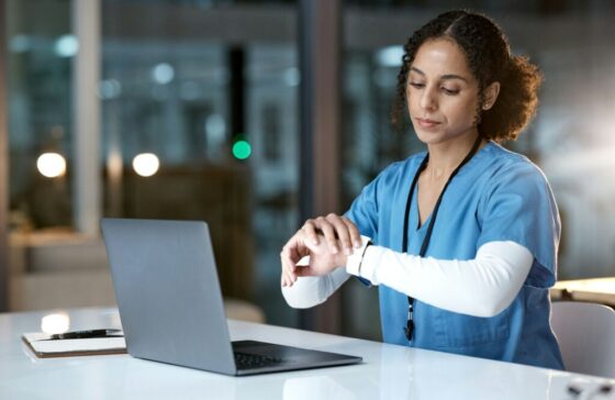 Wie viele Stunden ist der Unternehmensarzt im Dienst?