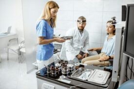 Gibt es einen Unterschied zwischen den Begriffen Betriebsarzt und Arbeitsmediziner?